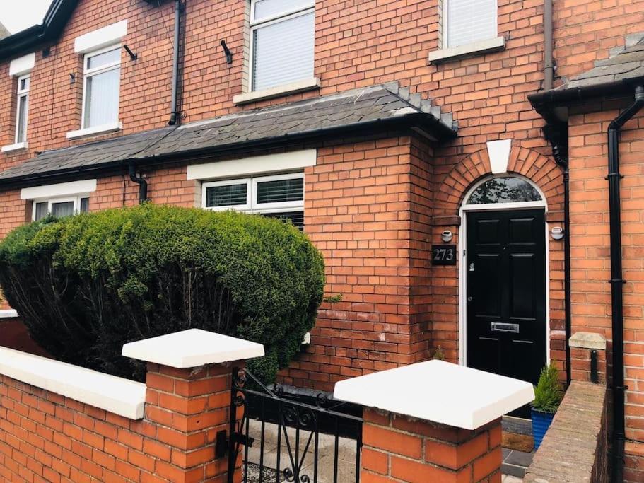 Cosy Two Bed Terraced House 7Min Drive From City Belfast Extérieur photo